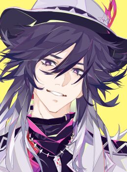  1boy ashveil_(honkai:_star_rail) chinese_commentary coat commentary_request gradient_hair hair_between_eyes hat head_tilt highres honkai:_star_rail honkai_(series) jewelry long_hair looking_at_viewer looking_down looking_to_the_side multicolored_eyes multicolored_hair necklace parted_lips purple_eyes purple_hair shade smile solo teeth wavy_hair yellow_background yishijiedemiao 