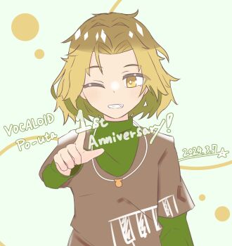  1boy anniversary blonde_hair bright_pupils brown_hair brown_shirt character_name commentary_request copyright_name cutout_eyelashes dated gradient_hair green_background green_shirt grin happy_anniversary highres male_focus multicolored_hair one_eye_closed po-uta pointing pointing_at_viewer shirt short_hair simple_background smile solo upper_body vocaloid white_pupils wixa14_shin yellow_eyes 