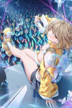  1girl aeon_ion ahoge anis_(nikke) bandeau black_gloves breasts brown_eyes brown_hair commentary_request crowd fingerless_gloves gloves glowstick goddess_of_victory:_nikke grin highres holding holding_microphone idol idol_clothes large_breasts looking_at_viewer microphone official_alternate_costume shrug_(clothing) single_fingerless_glove smile thighs white_bandeau yellow_shrug 