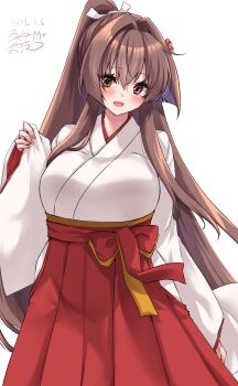  1girl absurdres alternate_costume breasts brown_eyes brown_hair commentary_request feet_out_of_frame hair_intakes hakama highres japanese_clothes kantai_collection kimono large_breasts long_hair mashiro_yukiya miko red_hakama simple_background smile solo very_long_hair white_background white_kimono wide_sleeves yamato_(kancolle) 
