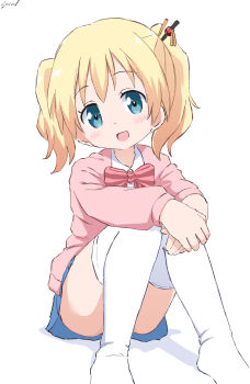  1girl :d absurdres alice_cartelet blonde_hair blue_eyes blue_skirt blush bow bowtie cardigan collared_shirt cynical_(llcbluckg_c004) full_body hair_between_eyes hair_ornament hairpin head_tilt highres kin-iro_mosaic knees_together_feet_apart knees_up long_hair long_sleeves looking_at_viewer miniskirt no_shoes open_mouth panties pantyshot pink_bow pink_cardigan pink_sweater pleated_skirt school_uniform shirt sidelocks signature sitting skirt sleeves_past_wrists smile solo sweater thighhighs twintails underwear white_background white_shirt white_thighhighs zettai_ryouiki 
