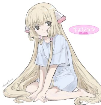  1girl android blonde_hair blunt_bangs chii chobits closed_mouth commentary_request copyright_name hano_luno highres long_hair robot_ears shirt sidelocks simple_background sitting solo very_long_hair wariza white_background white_shirt 