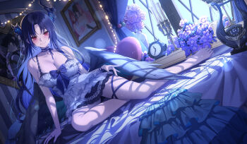 1girl asymmetrical_horns barefoot black_hair black_horns black_wings blue_hair breasts cleavage clock closed_mouth colored_inner_hair commentary curry_bowl curtained_hair demon_horns elizabeth_rose_bloodflame empire_waist english_commentary feathered_wings feet flower frilled_negligee highres hololive hololive_english horn_flower horns indoors jewelry large_breasts lingerie long_hair looking_at_viewer low_wings mole mole_under_eye mori_calliope multicolored_hair negligee nerissa_ravencroft nerissa_ravencroft_(sleepwear) official_alternate_costume official_alternate_hairstyle on_bed picture_frame ring shiori_novella sitting sleepwear slit_pupils smile solo toes two-tone_hair underwear uneven_horns very_long_hair virtual_youtuber white_negligee wings