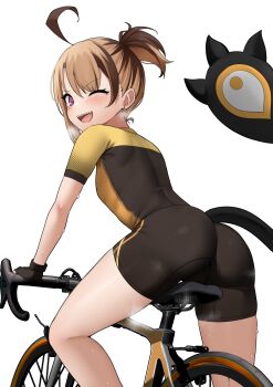 1girl ;d absurdres ahoge alternate_costume alternate_hairstyle ass bicycle biker_clothes bikesuit black_bodysuit black_gloves blonde_hair bodysuit brown_hair fingerless_gloves gigi_murin gloves highres hololive hololive_english looking_at_viewer looking_back multicolored_hair one_eye_closed open_mouth pink_eyes raikkonen revision riding riding_bicycle sharp_teeth short_hair short_sleeves simple_background smile solo sweat tail teeth two-tone_hair upper_teeth_only virtual_youtuber white_background yellow_bodysuit 