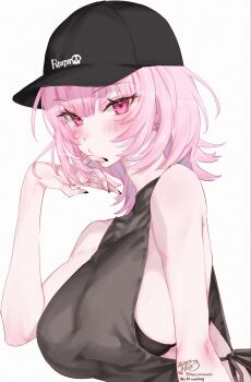 1girl bare_arms baseball_cap black_bra black_hat black_shirt bra breasts commentary earrings hand_up hat hat_writing highres hololive hololive_english jewelry kamiya_maneki large_breasts messy_hair mori_calliope pink_eyes pink_hair shirt short_hair side-tie_shirt sideboob sideless_shirt simple_background solo underwear untranslatable_commentary upper_body virtual_youtuber white_background