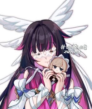 1girl black_hair blue_eyes blush bow brown_hair character_doll closed_eyes closed_mouth columbina_(genshin_impact) commentary_request dated doll dress eye_mask genshin_impact hair_ribbon head_wings headdress holding holding_doll iwashitsumire long_hair mask multicolored_hair pink_hair ribbon sandrone_(genshin_impact) simple_background smile translation_request two-tone_hair upper_body white_background white_bow white_dress white_headdress white_ribbon white_wings wings wrist_bow