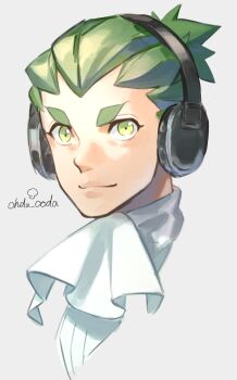 1boy 2bro. ascot closed_mouth commentary_request green_eyes green_hair grey_background headphones highres looking_at_viewer male_focus otsuichi_(2bro.) saida_(ohda_ooda) short_hair simple_background solo thick_eyebrows white_ascot