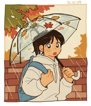 1girl backpack bag black_eyes black_hair brick_wall bright_pupils commentary dated highres holding holding_umbrella hood hood_down hoodie leaf long_sleeves looking_at_viewer open_mouth original ponytail rain short_hair short_ponytail sihyun25 solo symbol-only_commentary tree umbrella upper_body white_hoodie white_pupils