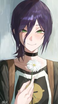 1girl artist_name black_choker black_shirt chainsaw_man choker closed_mouth flower green_eyes grenade_pin hair_between_eyes hair_flower hair_ornament highres looking_at_viewer medium_hair multicolored_shirt purple_hair reze_(chainsaw_man) shirt smile solo white_flower white_shirt x0195195796238