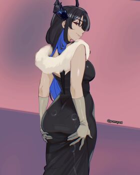 1girl alternate_costume ass ass_lift asymmetrical_horns black_dress black_hair blue_hair breasts closed_mouth colored_inner_hair commentary dress english_commentary flower from_behind fur_scarf gloves grey_gloves highres hololive hololive_english horn_flower horns large_breasts long_hair looking_at_viewer looking_back multicolored_hair nerissa_ravencroft pantylines pink_background pomuya purple_eyes scarf simple_background sleeveless sleeveless_dress solo uneven_horns virtual_youtuber white_scarf