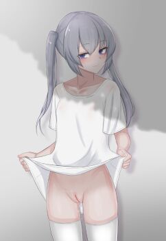 1girl asymmetrical_bangs blush bottomless breasts cleft_of_venus closed_mouth collarbone grey_hair groin highres lifting_own_clothes long_hair looking_at_viewer mustee no_panties parted_bangs purple_eyes pussy pussy_juice shadow shirt sidelocks simple_background small_breasts standing t-shirt thighhighs tree_shade twintails uncensored wet white_background white_shirt white_thighhighs