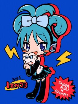 &gt;_&lt; 1boy 1girl 2025 :3 :d animal aqua_hair aqua_necktie black_skirt black_sleeves blue_background blue_bow blue_eyes blush bow bow-shaped_hair cinnamiku cinnamoroll cosplay crossover dog drop_shadow fuwa_fuwa_cinnamoroll hair_bow hatsune_miku hatsune_miku_(cosplay) headphones highres hiiragi_kagami holding holding_animal holding_dog izane23 lightning_bolt_symbol long_hair lucky_star necktie open_mouth pleated_skirt sanrio shirt skirt sleeveless sleeveless_shirt smile vocaloid white_dog white_shirt