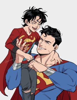 2boys black_hair black_pants blue_bodysuit bodysuit cape clark_kent closed_eyes dc_comics dirty dirty_face father_and_son feet_out_of_frame fist_bump highres hokkemaruyaki jonathan_kent male_focus mature_male multiple_boys one_eye_closed open_mouth pants red_cape short_hair sideburns simple_background sitting_on_shoulder smile superboy superman superman_(series) superman_logo teeth tongue torn_clothes torn_pants twitter_username upper_body white_background