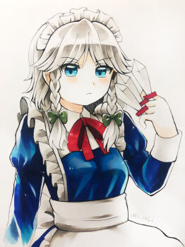 1girl apron bad_id bad_pixiv_id between_fingers blue_eyes bow bowtie braid closed_mouth commentary green_bow grey_hair hair_bow highres holding holding_knife izayoi_sakuya juliet_sleeves knife knives_between_fingers long_hair long_sleeves maid maid_headdress mofumaa puffy_sleeves red_bow red_bowtie solo touhou traditional_media twin_braids twitter_username waist_apron white_apron