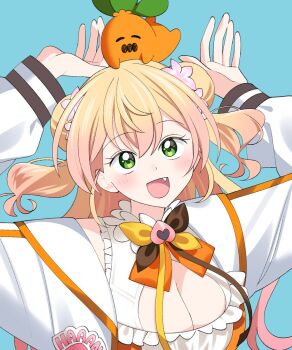 1girl arms_up bell blonde_hair blue_background blush bow bowtie breasts brown_bow brown_bowtie cleavage cleavage_cutout clothing_cutout crossed_bangs double_bun fang flower frilled_shirt frills gradient_hair green_eyes hair_bun hair_flower hair_ornament hashtag-only_commentary highres hololive jacket jingle_bell large_breasts long_hair long_sleeves looking_at_another looking_up momosuzu_nene momosuzu_nene_(1st_costume) multicolored_bow multicolored_bowtie multicolored_hair neck_bell nekko_(momosuzu_nene) on_head open_clothes open_jacket open_mouth orange_bow orange_bowtie orange_shirt pink_flower pink_hair shirt sidelocks smile two-tone_shirt two_side_up upper_body uuoftn virtual_youtuber white_jacket white_shirt yellow_bow yellow_bowtie