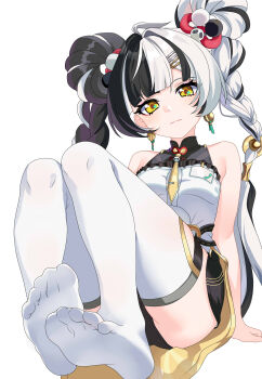 1girl absurdres bare_shoulders black_hair commentary dialyn_(zenless_zone_zero) hair_ornament hairclip highres knees_up long_hair looking_at_viewer maxwelzy multicolored_hair no_shoes simple_background solo split-color_hair thighhighs thighs twintails white_background white_hair white_thighhighs yellow_eyes zenless_zone_zero