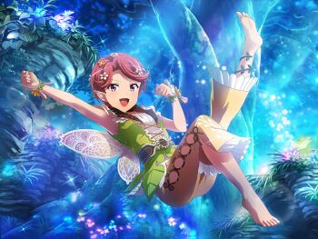1girl a_midsummer_night's_dream arm_up barefoot brown_pants clenched_hand cosplay fairy_wings fake_wings flower game_cg green_jacket hair_flower hair_ornament isurugi_futaba jacket leg_up looking_at_viewer midair official_art open_mouth pants puck_(a_midsummer_night's_dream) puck_(a_midsummer_night's_dream)_(cosplay) purple_eyes red_hair shoujo_kageki_revue_starlight shoujo_kageki_revue_starlight_-re_live- sleeveless sleeveless_jacket solo tree wings