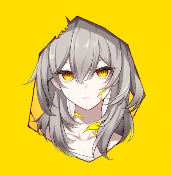 1girl bare_shoulders broken_skin closed_mouth collarbone colored_inner_hair empty_eyes grey_hair hair_between_eyes highres honkai:_star_rail honkai_(series) long_hair looking_at_viewer multicolored_hair off-shoulder_shirt off_shoulder orange_pupils shirt sidelocks simple_background solo stelle_(honkai:_star_rail) t-shirt tiizumaru98 trailblazer_(honkai:_star_rail) upper_body white_hair white_shirt yellow_background yellow_eyes