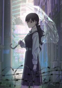 1girl absurdres alley barbed_wire belt black_dress black_ribbon blurry blurry_foreground chainsaw_man commentary_request depth_of_field dress dress_shirt expressionless highres holding holding_umbrella long_hair long_sleeves looking_at_viewer mitaka_asa neck_ribbon outdoors pinafore_dress pleated_dress ponytail rain ribbon school_uniform shirt sleeveless sleeveless_dress solo transparent transparent_umbrella umbrella white_shirt yida_wh