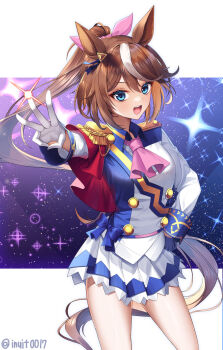1girl animal_ears ascot blue_eyes brown_hair cape epaulettes gloves hair_between_eyes hair_ribbon hand_on_own_hip highres horse_ears horse_girl horse_tail inui_kentarou jacket long_hair multicolored_hair open_mouth pink_ascot pink_ribbon pleated_skirt ponytail red_cape ribbon side_cape single_epaulette skirt solo tail teeth tokai_teio_(umamusume) two-tone_hair umamusume upper_teeth_only w white_gloves white_hair white_jacket white_skirt