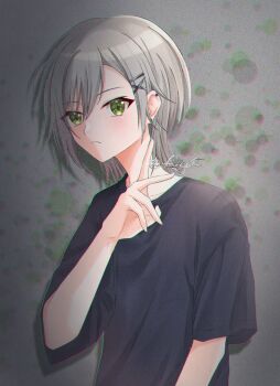 1girl arm_at_side artist_name black_shirt blush closed_mouth collarbone crew_neck earclip earrings glitch green_eyes grey_background grey_hair hair_between_eyes hair_ornament hairclip hand_up hashtag-only_commentary highres hinomori_shiho jewelry lii_chan1213 looking_at_viewer project_sekai shirt short_hair short_sleeves sidelocks solo t-shirt upper_body v wolf_cut x_hair_ornament