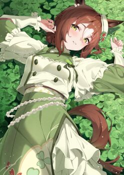 1girl animal_ears blush brown_hair brown_tail clover clover_print commentary_request ears_through_headwear fine_motion_(charming_glittering_journey)_(umamusume) fine_motion_(umamusume) floral_print floral_print_kimono folded_ponytail green_eyes green_kimono hair_between_eyes hat highres horse_ears horse_girl horse_tail japanese_clothes kagari_liroi kimono light_smile long_sleeves looking_at_viewer lying multicolored_hair official_alternate_costume on_back print_kimono smile solo streaked_hair tail umamusume white_hair white_hat white_streaks