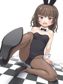 1girl black_bow black_bowtie black_leotard black_shoes bow bowtie brown_hair brown_pantyhose checkered_floor detached_collar fang highres leotard loli looking_at_viewer meow_(nekodenki) open_mouth original pantyhose playboy_bunny shoes short_hair simple_background smile solo white_background