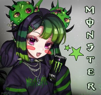 1girl black_choker black_hair black_shirt blush_stickers can choker cloud_(lufaeris) commentary drink_can english_commentary extra_eyes fangs green_hair highres holding holding_can looking_at_viewer medium_hair monster_energy multicolored_hair open_mouth original piercing pink_eyes shirt smile solo spiked_choker spikes star_(symbol) tongue_piercing two-tone_hair upper_body