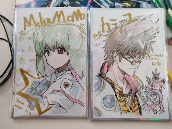 1boy 2girls art_tools_in_frame blue_capelet brown_hair capelet chibi chibi_inset chinese_commentary colored_pencil_(medium) dated fire_valkyrie fishnet_top fishnets gift_art glasses green_hair hair_behind_ear highres leotard looking_at_viewer macross macross_7 macross_frontier mecha medium_hair multiple_girls mylene_jenius nekki_basara open_mouth photo_(medium) pink_hair red_eyes red_leotard robot round_eyewear solid_eyes traditional_media variable_fighter wangyou_ro white_eyes