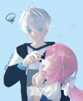 >_< 0_0 1boy 1girl ahoge blue_background blue_eyes commentary elf elysia_(honkai_impact) heart highres honkai_(series) honkai_impact_3rd jacket jutathip_ariel kevin_kaslana long_hair multicolored_jacket pink_hair pointy_ears scrunchie shirt short_hair smile twitter_username two-tone_jacket very_long_hair white_shirt wrist_scrunchie