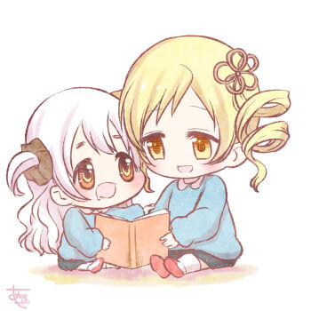 2girls aged_down alternate_costume aroze black_scrunchie black_skirt blonde_hair blue_sweater book chibi child collared_shirt commentary_request drill_hair drooling eyelashes flower_hairpin hair_ornament hair_scrunchie hand_on_another's_arm happy height_difference holding holding_book light_blush long_hair long_sleeves looking_at_another mahou_shoujo_madoka_magica mahou_shoujo_madoka_magica:_hangyaku_no_monogatari miniskirt momoe_nagisa multiple_girls open_book open_mouth orange_eyes pleated_skirt puffy_long_sleeves puffy_sleeves reading red_footwear ringed_eyes school_uniform scrunchie shadow sharing shirt shoes short_hair signature simple_background sitting skirt smile sneakers sweater tareme thighhighs tomoe_mami tsurime twin_drills two-tone_footwear two_side_up very_long_hair wavy_hair white_background white_footwear white_hair white_shirt white_thighhighs yellow_eyes