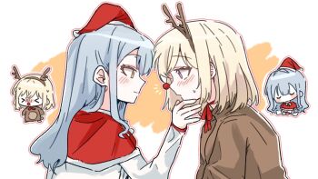 >_< 2girls animal_costume at_09098 bang_dream! bang_dream!_it's_mygo!!!!! blonde_hair blue_hair blush capelet chibi closed_mouth commentary_request fake_antlers highres korean_commentary long_hair medium_hair misumi_uika multiple_girls red_capelet reindeer_costume santa_costume sidelocks togawa_sakiko yuri
