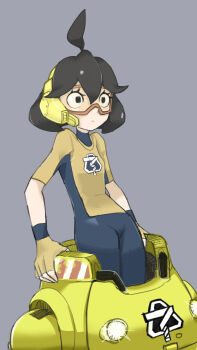 Rule 34 | 1girl, ahoge, armor, arms (game), bodysuit, brown hair, commentary request, fingerless gloves, gloves, goggles, grey background, headphones, highres, mechanica (arms), medium hair, power armor, short sleeves, simple background, solo, tirarizun, yellow gloves