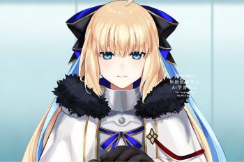 1girl aesc_(fate) aesc_(savior)_(fate) ahoge armor black_bow blonde_hair blue_bow blue_eyes bow breastplate cape commentary_request fate/grand_order fate_(series) hair_bow highres long_hair looking_at_viewer nakanohiro smile solo upper_body white_cape