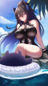 1girl absurdres black_gloves black_hair black_horns blue_hair breasts broken_horn clero_(viprimo) closed_mouth cloud colored_inner_hair gloves hair_between_eyes highres hololive hololive_english horns jailbird_(nerissa_ravencroft) long_hair mole mole_on_leg multicolored_hair nerissa_ravencroft nerissa_ravencroft_(holonatsu_paradise) o-ring palm_leaf purple_eyes sitting smile swim_ring virtual_youtuber wet