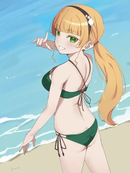 1girl \m/ absurdres amano_lier bikini black_hairband blonde_hair blunt_bangs breasts commentary cowboy_shot curly_sidelocks from_behind green_bikini green_eyes grin hairband heanna_sumire highres love_live! love_live!_superstar!! low_ponytail median_furrow medium_breasts multi-strapped_bikini_bottom ponytail side-tie_bikini_bottom sidelocks smile solo standing swimsuit