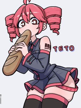 1girl ahoge artist_name ass baguette bread commentary_request cowboy_shot detached_sleeves drill_hair eating food hair_between_eyes holding_bread ji_heeeeeee kasane_teto korean_commentary looking_at_viewer medium_hair pink_hair pleated_skirt red_eyes shoulder_tattoo simple_background skindentation skirt solo tattoo thighhighs thighs twin_drills twitter_username utau white_background