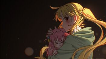 &gt;_&lt; 2girls alternate_size blonde_hair blush bocchi_the_rock! braid carrying carrying_person choppy_bangs closed_mouth commentary crossed_bangs cube_hair_ornament dark_background fingernails floating_hair from_side gotoh_hitori green_hoodie hair_intakes hair_ornament hand_on_another&#039;s_head highres hood hoodie ijichi_nijika long_hair long_sleeves looking_to_the_side mini_person multiple_girls myvia_mokols pink_hair profile red_eyes side_ponytail side_ponytail_with_braided_base size_difference twitter_username v-shaped_eyebrows wavy_mouth