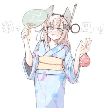 1girl alternate_costume blue_kimono grey_eyes grey_hair grin hand_fan headgear highres japanese_clothes kantai_collection kimono long_hair obi paper_fan pun sash simple_background smile solo tatahai text_background uchiwa wahoo_(kancolle) water_yoyo white_background wind_chime wind_chime_print yukata