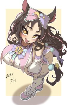 +_+ 1girl absurdres animal_ears black_hair blush border breasts commentary_request dated hekahire_isurus highres horse_ears horse_girl horse_tail jester_costume large_breasts leaning_forward looking_at_viewer marvelous_sunday_(trick_ribbonetta)_(umamusume) marvelous_sunday_(umamusume) open_mouth outside_border shortstack simple_background smile solo sparkling_eyes standing tail umamusume white_border yellow_background