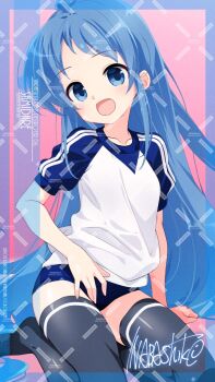 1girl adversarial_noise artist_name black_thighhighs blue_buruma blue_eyes blue_hair buruma character_name double_vertical_stripe gradient_background gym_shirt gym_uniform highres inaba_shiki kantai_collection long_hair looking_at_viewer open_mouth pink_background raglan_sleevs samidare_(kancolle) shirt signature smile solo t-shirt thighhighs two-tone_shirt very_long_hair watermark watermark_grid white_shirt