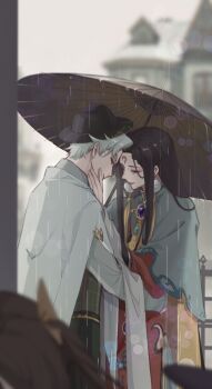 1girl 2boys absurdres bamboo_shoot_soup_(the_tale_of_food) black_gemstone black_hair black_hat black_pants blue_capelet blurry brooch building capelet chinese_clothes chinese_commentary cloak cowboy_shot crying curtained_hair depth_of_field earrings eyeshadow face-to-face facial_mark facing_another farewell_my_concubine_(the_tale_of_food) fedora female_master_(the_tale_of_food) forehead_mark from_side gem green_hair green_shirt green_vest hand_on_another&#039;s_cheek hand_on_another&#039;s_face hanfu hat highres hug jewelry kuomintang lipstick long_hair long_sleeves makeup male_focus multiple_boys no_headwear nono2996 out_of_frame outdoors pants parted_bangs parted_lips peking_opera pom_pom_(clothes) pom_pom_earrings profile rain red_eyeshadow red_hanfu red_lips red_robe robe shared_umbrella shirt short_hair smile standing tassel tassel_earrings the_tale_of_food umbrella vest water_sleeves white_cloak wide_sleeves yaoi