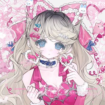 1girl absurdres blonde_hair blue_eyes bow breasts choker cleavage commentary_request frills hair_bow hair_ornament hairclip heart heart_hair_ornament highres holding jewelry long_hair looking_at_viewer medium_breasts original pink_bow sensitive shi_mita solo upper_body