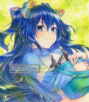 1girl alternate_costume alternate_hairstyle alto2019 blue_bow blue_eyes blue_hair blue_jacket bow bucket closed_mouth commentary_request hair_bow highres holding holding_bucket jacket long_hair long_sleeves looking_at_viewer sample_watermark signature smile solo touhou touhou_lostword very_long_hair watermark watermark_grid yorigami_shion yorigami_shion_(somewhat_successful_big_sister)
