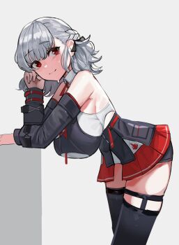1girl bare_shoulders black_thighhighs breasts commentary_request cowboy_shot from_side girls'_frontline girls'_frontline_2:_exilium grey_background grey_hair highres large_breasts looking_at_viewer red_eyes sabrina_(girls'_frontline_2) sideboob simple_background smile solo solokitsune spas-12_(girls'_frontline) sweat thighhighs