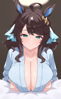 1girl absurdres ahoge animal_ears breasts brown_background brown_hair cleavage closed_mouth collarbone commentary_request daring_tact_(umamusume) green_eyes hair_ornament highres horse_ears horse_girl huge_breasts looking_at_viewer smile star_(symbol) star_hair_ornament tsubame_tien umamusume upper_body