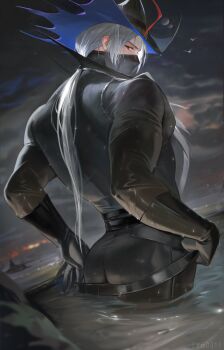 1boy arknights ass bara belt black_gloves black_hat black_mask black_pants cloud cloudy_sky commentary from_behind gloves hat highres long_hair looking_at_viewer looking_back male_focus mask mouth_mask muscular muscular_male ocean outdoors pants pectorals red_eyes sky solo tight_clothes ulpianus_(arknights) uyouu19 wading water wet wet_clothes white_hair
