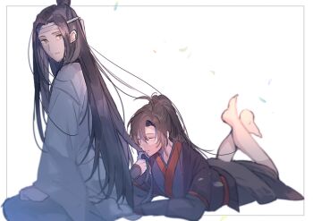 2boys ahoge amana_raika barefoot black_hair black_hanfu brown_hair chinese_clothes closed_eyes closed_mouth couple hanfu headband high_ponytail holding_another&#039;s_hair inset_border kissing_hair lan_wangji long_hair long_sleeves looking_at_another lying male_focus modao_zushi multiple_boys on_stomach ponytail red_sash robe sash sidelocks simple_background sitting sleeves_past_wrists smile the_pose topknot very_long_hair wei_wuxian white_background white_hanfu white_headband wide_sleeves yaoi yellow_eyes