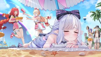 &gt;_&lt; 1boy 4girls alice_thymefield alice_thymefield_(sea_of_thyme) arm_up beach beach_umbrella belle_(summer_skies)_(zenless_zone_zero) belle_(zenless_zone_zero) black_hat blonde_hair blue_hair blush bow braid breasts closed_eyes closed_mouth commentary_request eyewear_on_head grey_hair hair_bow hat heart heart-shaped_eyewear highres holding holding_water_gun ine_(ineinnen) long_hair lying medium_breasts multiple_girls navel official_alternate_costume official_alternate_hairstyle on_stomach one-piece_swimsuit open_mouth orange_shorts pointy_ears purple_bow purple_hair purple_nails red_hair sandals short_hair shorts smile stomach swimsuit thigh_strap ukinami_yuzuha ukinami_yuzuha_(tanuki_in_broad_daylight) umbrella very_long_hair vivian_banshee vivian_banshee_(iris_of_the_shore) water_gun wise_(soaring_crane)_(zenless_zone_zero) wise_(zenless_zone_zero) zenless_zone_zero