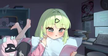 1girl alternate_costume alternate_hairstyle aria_(human)_(zenless_zone_zero) aria_(zenless_zone_zero) bag bangboo_(zenless_zone_zero) barefoot bed blush book commentary doobooboota feet green_eyes green_hair hair_ornament hairclip holding indoors looking_at_object lying monitor nangong_yu on_bed on_stomach pajamas pink_bag poster_(object) soles solo striped_clothes striped_pajamas sunna_(zenless_zone_zero) toes winged_bag zenless_zone_zero